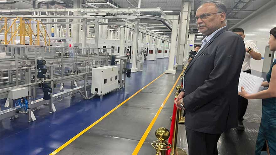 Planning minister explores new opportunities in solar technology under CPEC 2.0