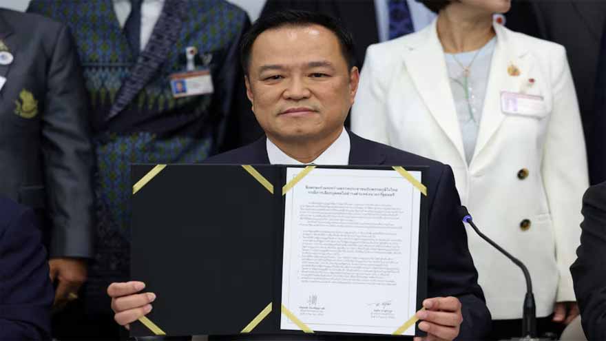 Thailand's ruling party seeks snap election to thwart rival's PM bid