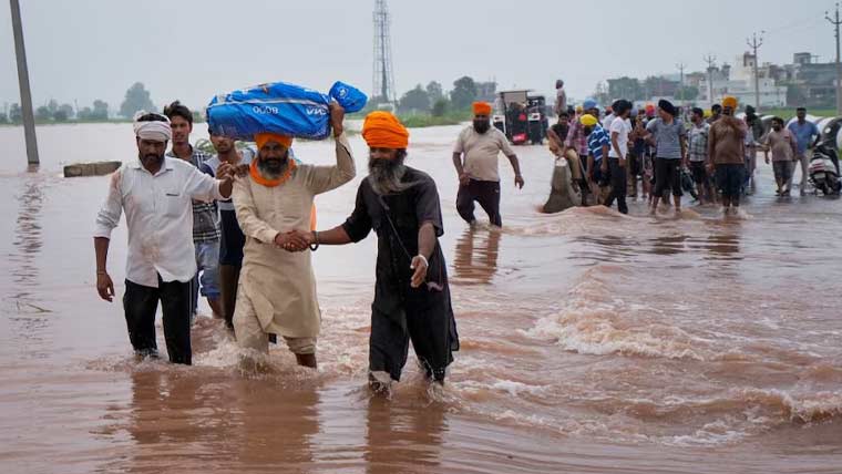 شدید بارشوں اور سیلاب نے بھارتی پنجاب میں بھی تباہی مچادی، 30 افراد ہلاک