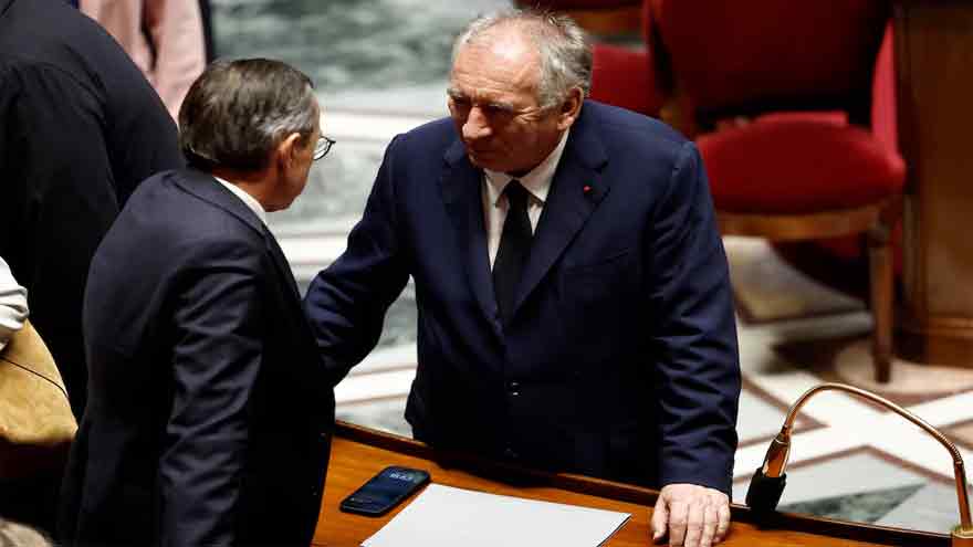 French parliament votes to oust prime minister, deepening political crisis