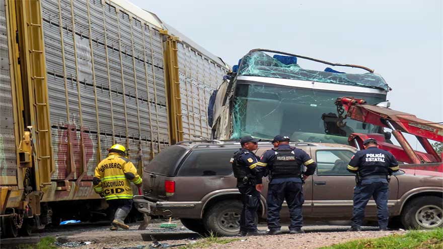 Ten people killed, 61 hurt after Mexican train hits double-decker bus
