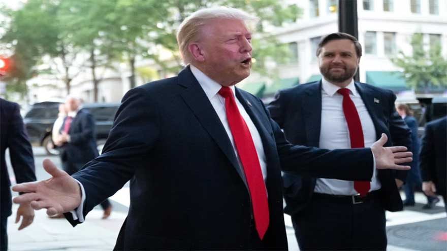 Dunya News Trump jeered at Washington restaurant, called 'Hitler of our time'