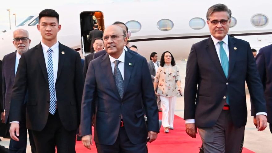 President Zardari reaches Chengdu on 10-day official China visit