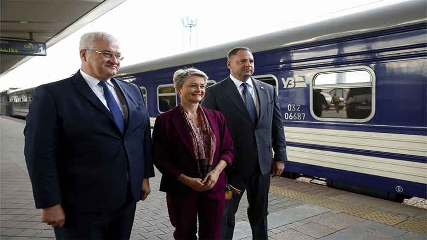  France sends jets to Poland, the UK ramps up sanctions in a signal to Russia not to escalate