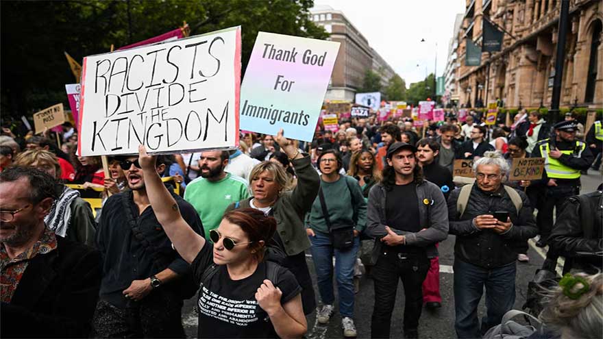 Police and protesters scuffle as 110,000 join anti-migrant London protest