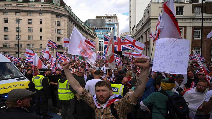 Police and protesters scuffle as 110,000 join anti-migrant London protest
