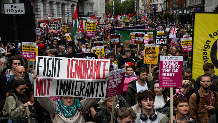 Police and protesters scuffle as 110,000 join anti-migrant London protest