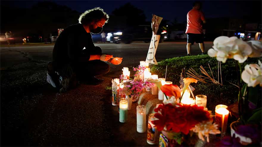 Chicago area residents mourn immigrant fatally shot by ICE agent during arrest attempt