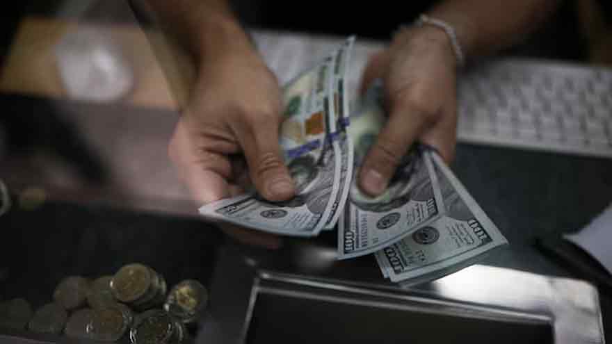 Dollar on back foot as traders eye series of Fed rate cuts