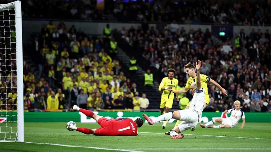 Spurs accept Villarreal gift to make winning start in Champions League