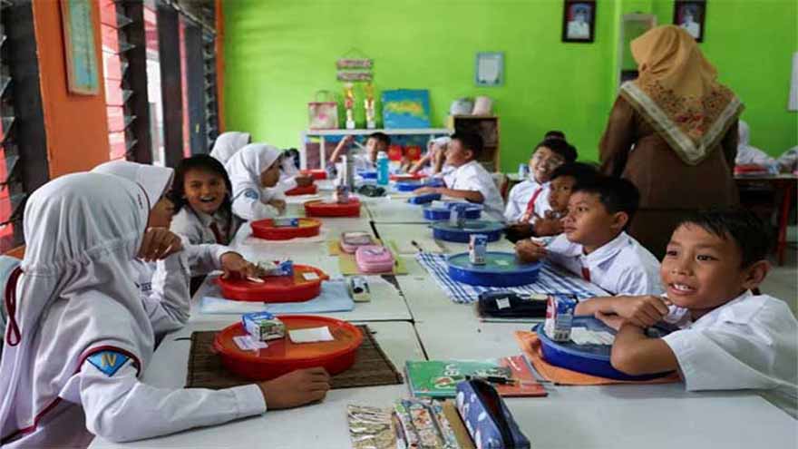 Over 800 Indonesian students suffer mass food poisoning from government free meals