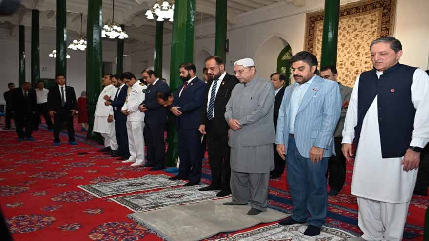 President Zardari visits historical Kashgar mosque during China visit