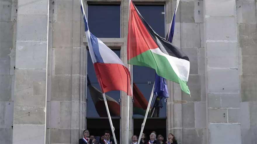 French town halls fly Palestinian flag despite government warning