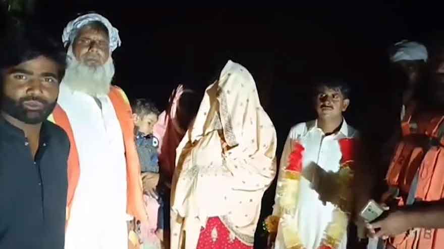 Kasur groom arrives with wedding procession by boat in Hujra Shah Muqeem