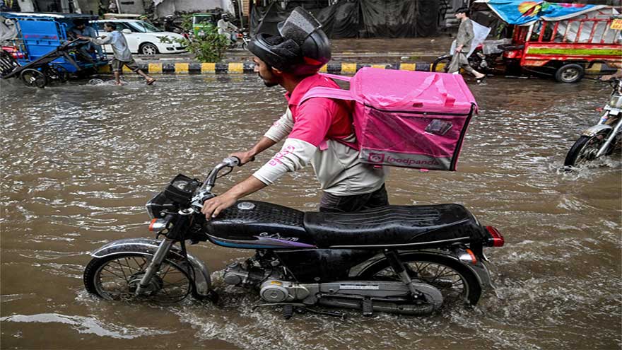 Dunya News No pause for food delivery riders during Pakistan's monsoon