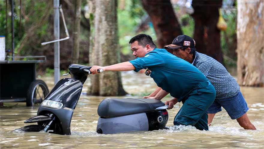 Rains from Typhoon Bualoi flood homes in Hanoi, disrupt transport