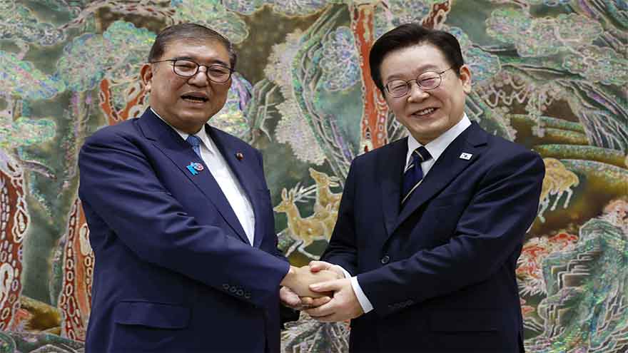 Japan and South Korea leaders commit to closer ties in their final summit