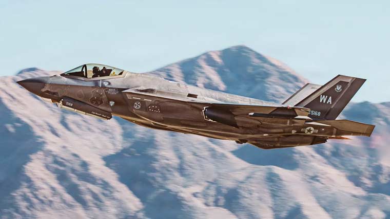 امریکی ایف 35 لڑاکا طیارہ گر کر تباہ، پائلٹ نے بحفاظت ایجیکٹ کر لیا