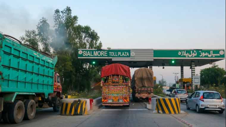 موٹروے پولیس نے سیال موڑ سے منشیات سے بھری گاڑی پکڑ لی، خاتون سمیت 2 ملزم گرفتار