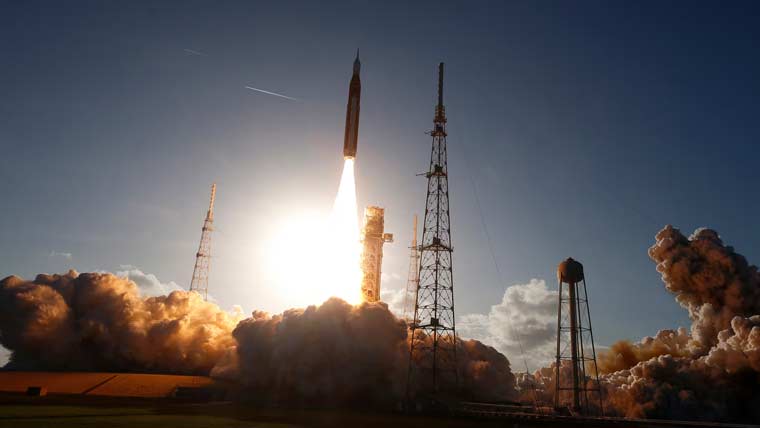 50 سال بعد انسانوں کی چاند کے قریب واپسی، ناسا کا آرٹیمس 2 راکٹ تاریخی مشن پر روانہ