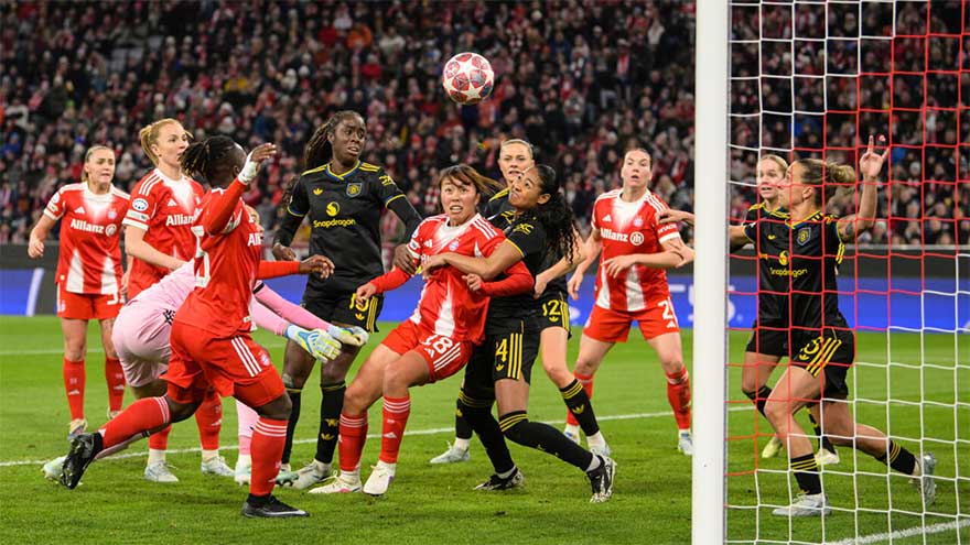 Bayern reach women's Champions League semis after late show sinks United