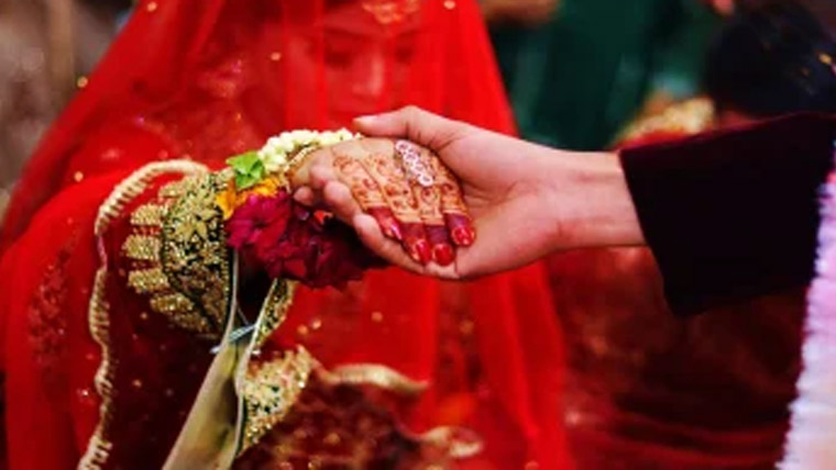 55 سالہ خاتون نے 25 سالہ نوجوان سے2 ارب تحفے میں دے کر شادی کرلی