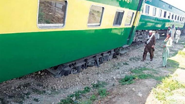 سرگودھا: میانوالی ایکسپریس کی 2 بوگیاں پٹڑی سے اتر گئیں