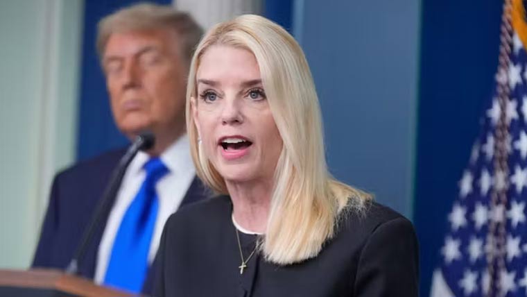 امریکی صدر ٹرمپ نے اٹارنی جنرل پام بونڈی کو عہدے سے ہٹا دیا