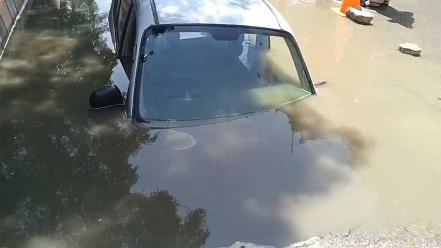 KARACHI (Web Desk) - A vehicle fell into a sudden road cave-in on Tariq Road in the Ferozabad area after heavy rainfall and strong winds lashed the city, trapping two women inside.  According to repor