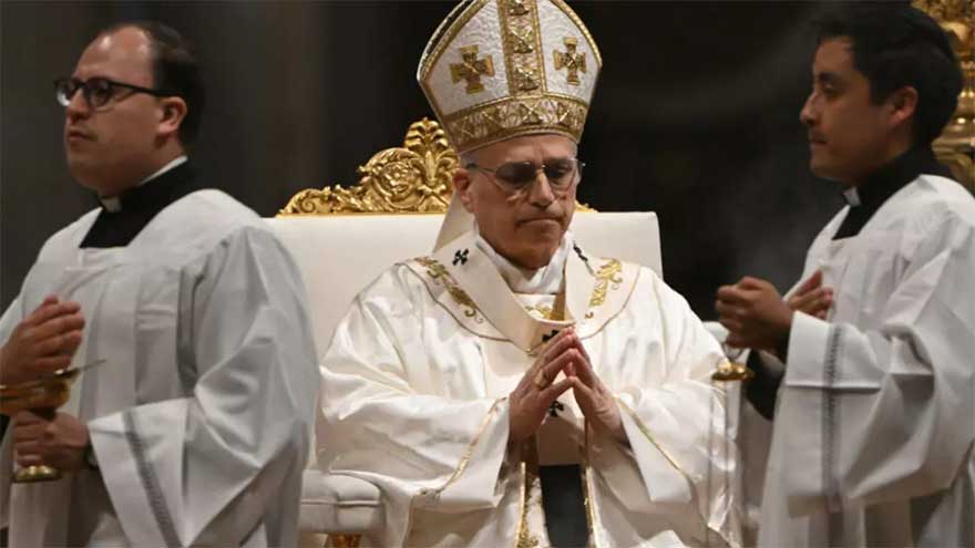 Pope marks first Easter under cloud of Mideast war