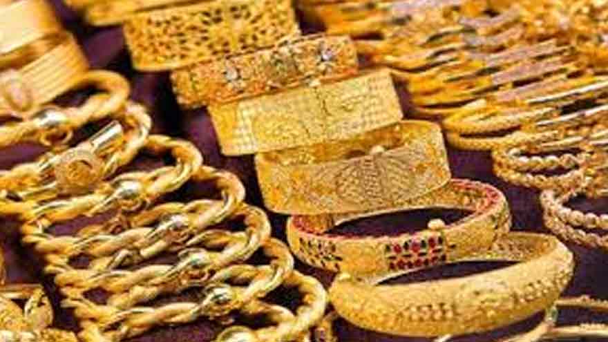 Gold prices surge while silver dips in Pakistan