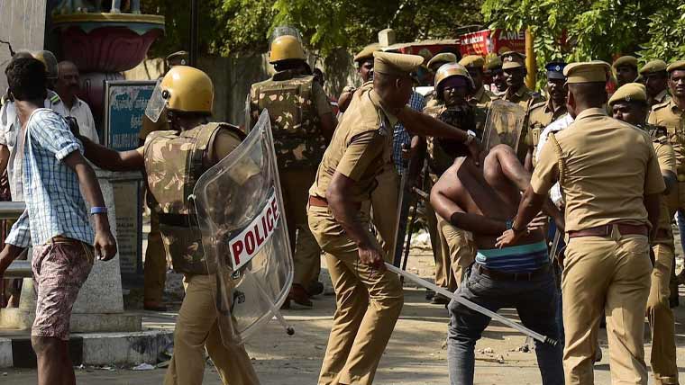 بھارت: پولیس حراست میں باپ بیٹے کی ہلاکت پر 9 اہلکاروں کو سزائے موت