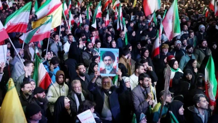 جنگ بندی کے اعلان کے بعد ایرانی شہری سڑکوں پر نکل آئے، پرچم اٹھا کر جشن