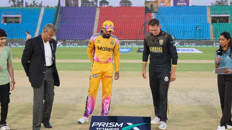 پی ایس ایل 11: پشاور زلمی کا کنگز مین کیخلاف ٹاس جیت کر فیڈلنگ کا فیصلہ