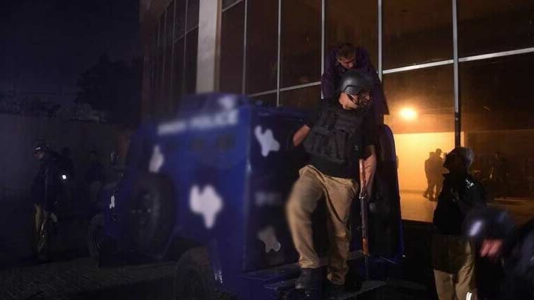 کراچی: باغ کورنگی پل پر ڈاکوؤں نے درجن سے زائد شہری لوٹ لیے