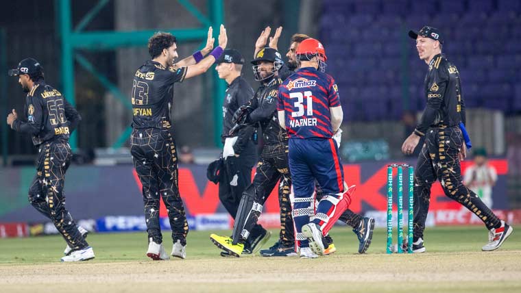 پی ایس ایل 11: پشاور زلمی نے یکطرفہ مقابلے کے بعد کراچی کنگز کو 159 رنز سے ہرا دیا