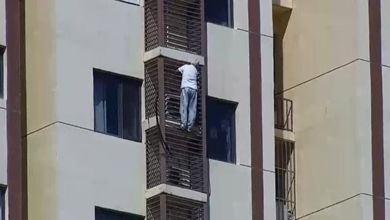 89 سالہ خاتون 27ویں منزل سے ریلنگ کے سہارے نیچے اتر آئی