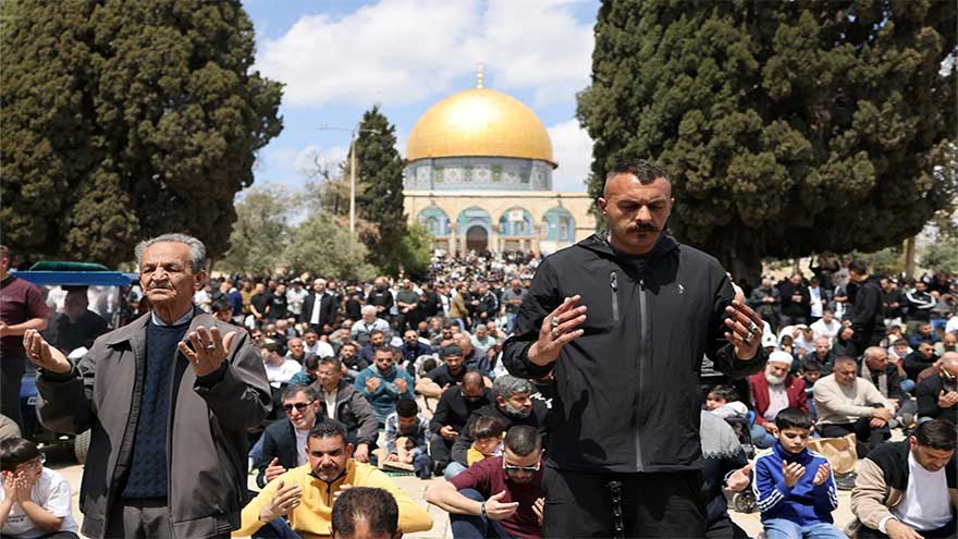 Over 100,000 worshippers perform Friday prayers at Al-Aqsa