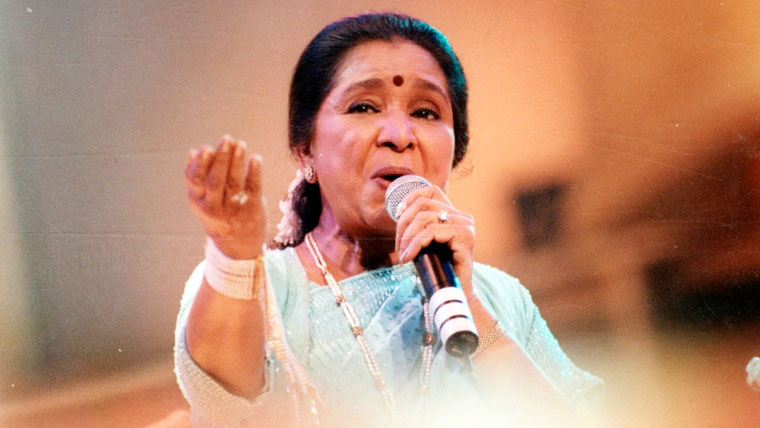 لیجنڈری گلوکارہ آشا بھوسلے 92 برس کی عمر میں انتقال کر گئیں