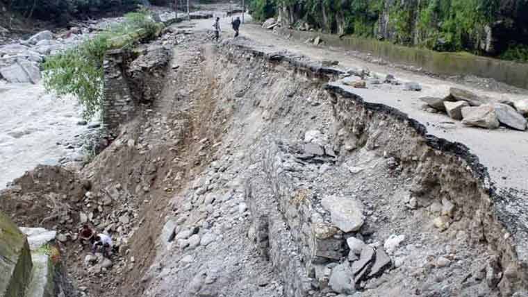 مری میں لینڈ سلائیڈنگ سے دو عمارتیں مکمل تباہ، کوئی جانی نقصان نہیں ہوا