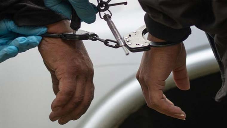 چاندی کے بسکٹس کو سیسے سے تبدیل کرنے کرنیوالے 2 افسر گرفتار