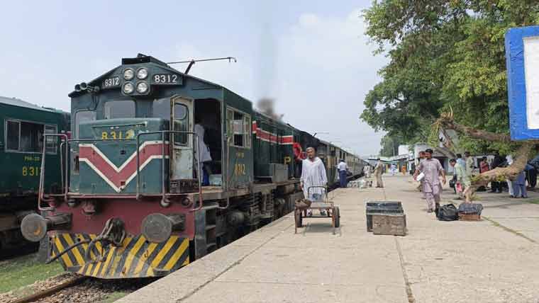 ہزارہ ایکسپریس گوجر خان کے قریب خراب، ٹریک بند ہونے سے مسافر مشکلات کا شکار