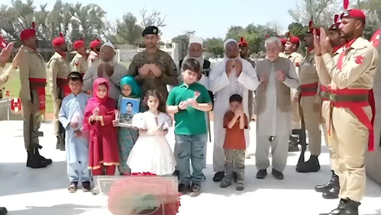 پاک فوج کے شہداء کو خراج عقیدت پیش کرنے کیلئے پشاور گیریژن میں تقریب