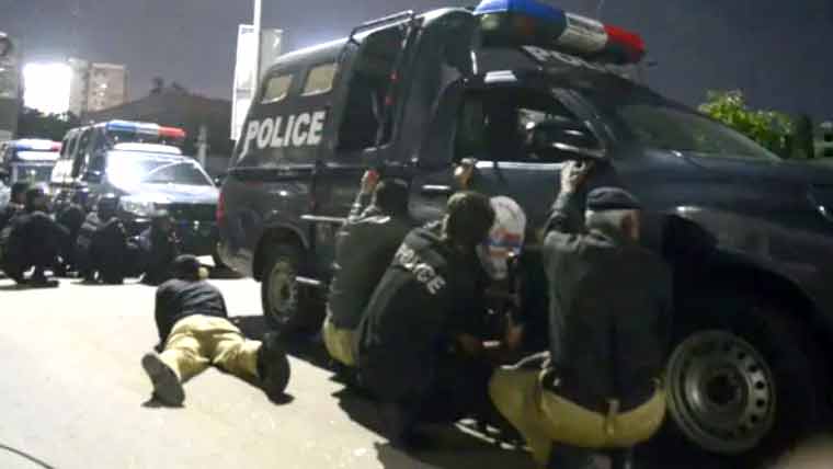 کراچی: پولیس اہلکاروں پر فائرنگ، ایک شہید، دوسرا شدید زخمی