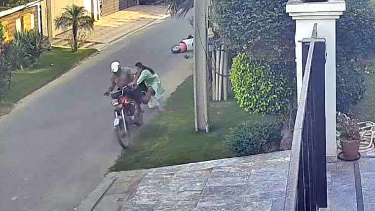 لاہور: سکوٹی سوار لڑکی سے موبائل چھیننے والا مرکزی ملزم زخمی حالت میں گرفتار