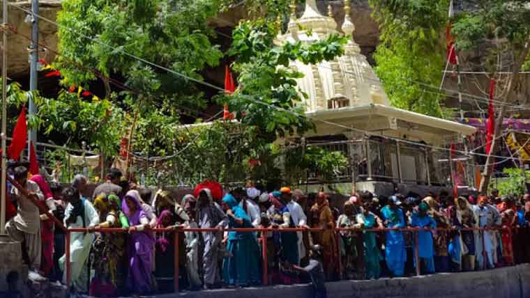 اوتھل میں ہنگلاج ماتا نانی مندر میلے کا دوسرا روز، ہزاروں ہندو یاتروں کی آمد