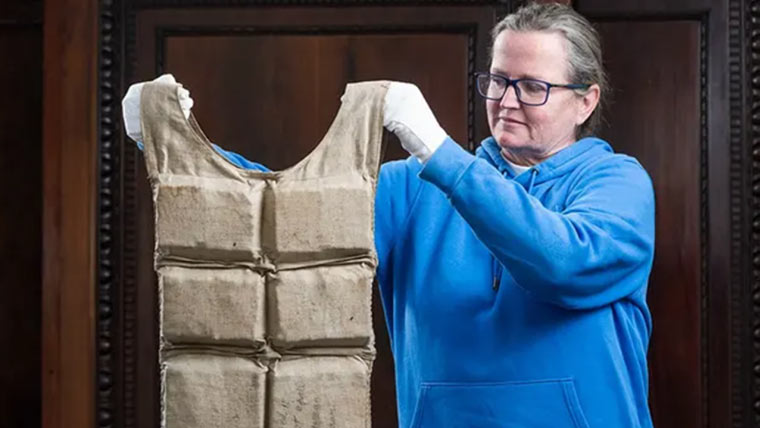 ٹائٹینک کے زندہ بچنے والے شخص کی لائف جیکٹ پونے 7 لاکھ پاؤنڈ میں نیلام