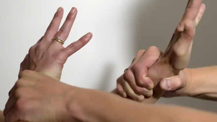 لاہور: تھانے میں لڑکے پر تشدد، ایس ایچ او سمیت دیگر عملہ معطل، 2 اہلکاروں کیخلاف مقدمہ درج