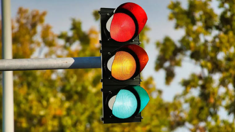 شہر قائد میں ٹریفک سگنلز کو بین الاقوامی طرز پر منتقل کرنے کا فیصلہ