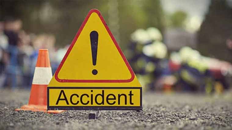 اوکاڑہ میں موٹر سائیکل سے تصادم کے بعد ٹرک الٹ گیا، ڈرائیور جاں بحق